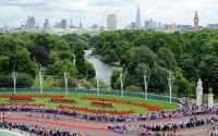 Olympic triathlon cycles past Buckingham Palace