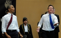Obama and Cameron play table tennis