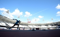 Hurdler David Oliver trains, 2013